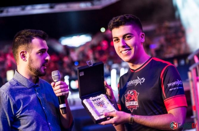 Antes de comenzar el partido, Werlyb recibía el MVP de la jornada regular / Imagen: Gamergy