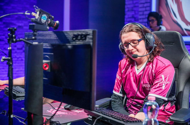 Decepción de Unicorns Of Love, que han intentado por todos los medios arreglar la actuación de Europa durante la fase regular / Imagen: Riot Games
