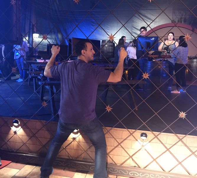 Jebailey intentó emular al popular luchador, desde luego, sin éxito.